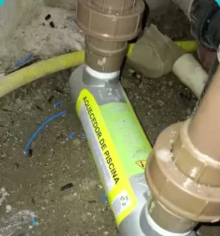 Aquecedor elétrico de piscina sendo instalado na tubulação