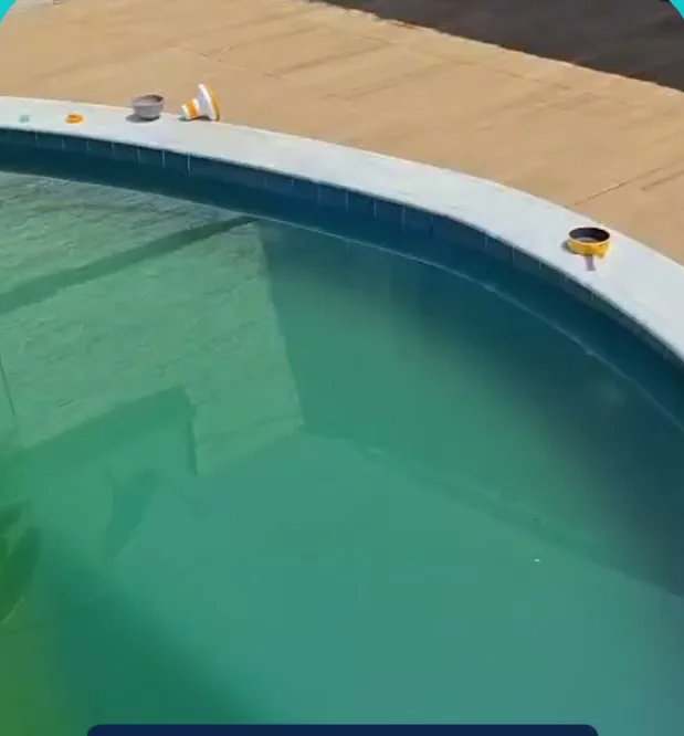 A mesma piscina com água verde antes do tratamento