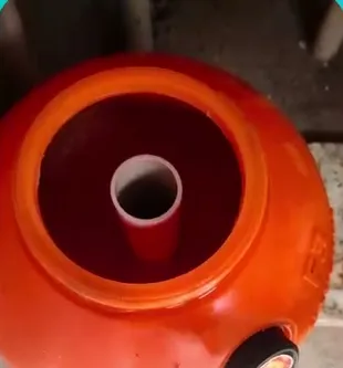 Filtro de piscina aberto com areia nova