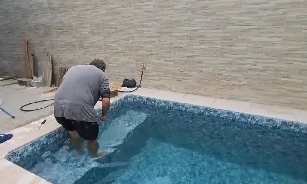 Atendimento da L&A dentro de uma piscina de vinil